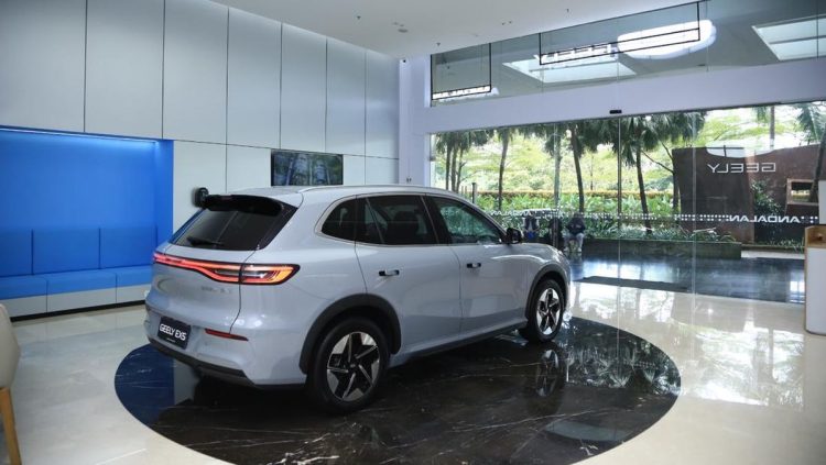 Jaring Konsumen Langsung di Pusat Perbelanjaan oleh Geely