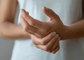 7 Penyebab Kaku Jari Tangan Saat Bangun Tidur