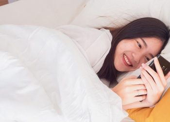 6 Risiko Menggunakan HP Saat Bangun Tidur, Mengganggu Kesehatan Otak!