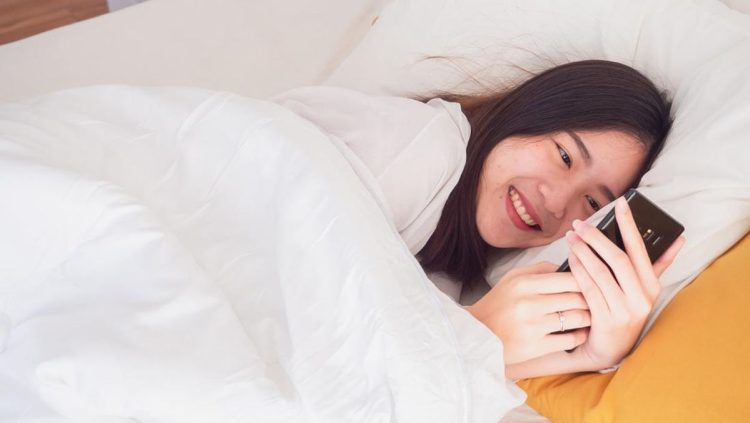 6 Risiko Menggunakan HP Saat Bangun Tidur, Mengganggu Kesehatan Otak!