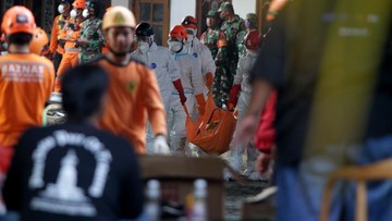 Ponpes Diliburkan, Santri Ditempatkan Sementara di Tenda