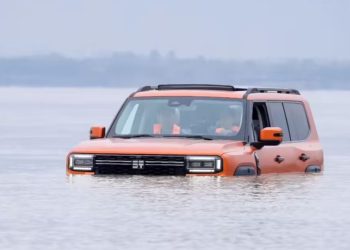 Aksi SUV Hybrid China Menyebar Seberangi Sungai Sepanjang 1,4 Km