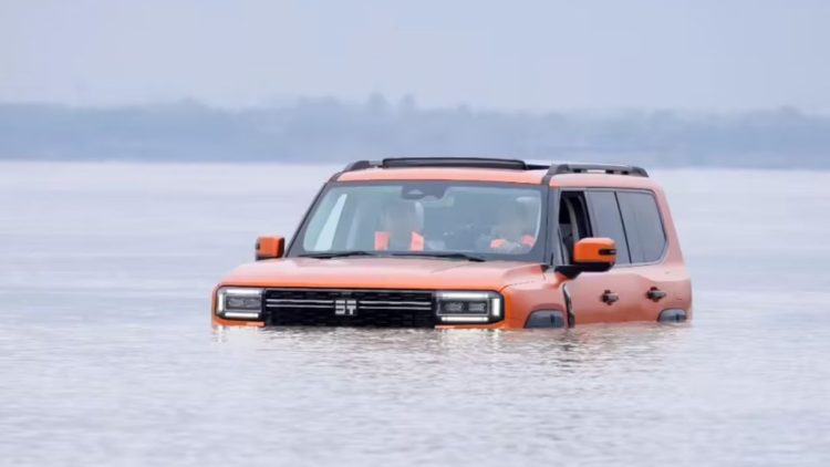 Aksi SUV Hybrid China Menyebar Seberangi Sungai Sepanjang 1,4 Km