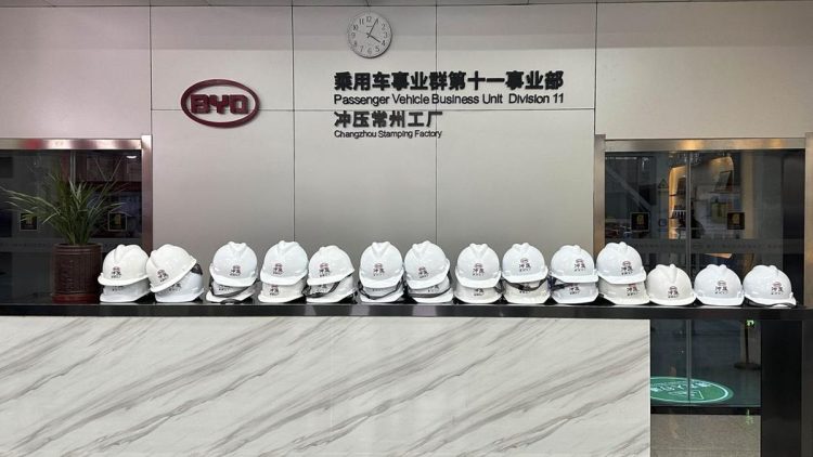 Warren Buffet Jual Saham BYD dan Pindah ke Perusahaan Jepang