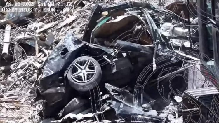 Harga Mobil Mercy Ringsek di Reruntuhan Ponpes Al Khoziny