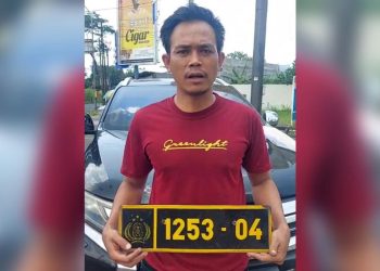 Sopir Mobil Viral Pakai Strobo dan Pelat Dinas Polisi Ditangkap