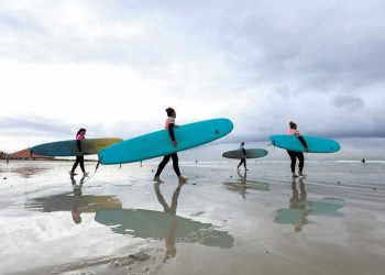 Ibu-Ibu Surfing sebagai Terapi Mengatasi Stres di Afrika Selatan
