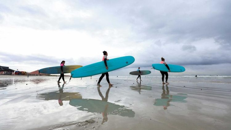 Ibu-Ibu Surfing sebagai Terapi Mengatasi Stres di Afrika Selatan