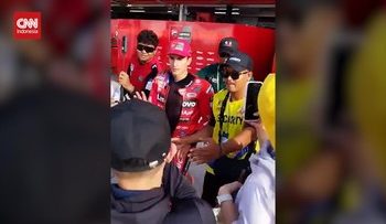 Marquez Dikepung Fans Setelah Kecelakaan di MotoGP Mandalika