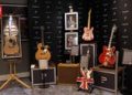 Kacamata John Lennon dan Gitar Oasis Dilelang di London