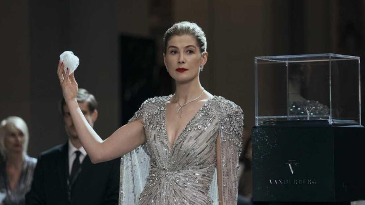 Kritikus Apresiasi Peran Rosamund Pike dalam Film Now You See Me: Now You Don’t