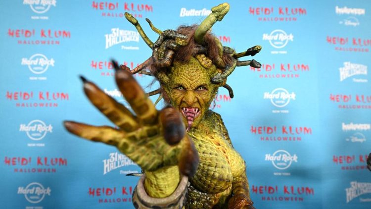 Heidi Klum Menjadi Medusa dengan Separuh Badan Ular