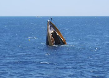 Kapal Pesiar Menabrak Benda di Laut, Penumpang Terpental ke Dalam Air