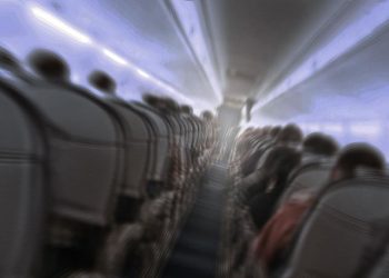 Pesawat Mendarat Darurat Setelah Penumpang Tusuk Dua Remaja