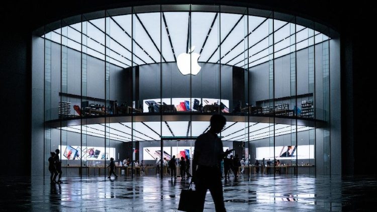 Desain Khusus iPhone, Kamera Selfie Disembunyikan