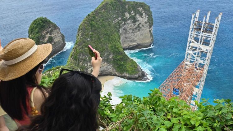 Lift Kaca Pantai Kelingking Bali Dihentikan dan Harus Dibongkar