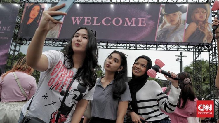Puluhan Ribu BLINK Hadiri Konser di GBK