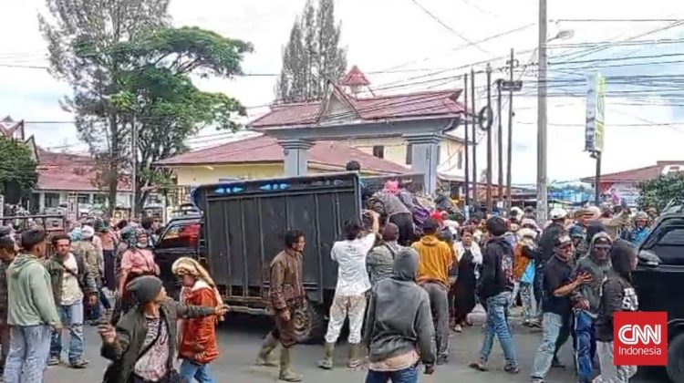 Massa Lempari Mapolres Dairi dengan Batu dan Botol Kaca, Sepuluh Polisi Terluka