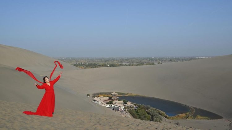 Kecantikan Alam Mata Air Bulan Sabit yang Menawan di Gunung Mingsha