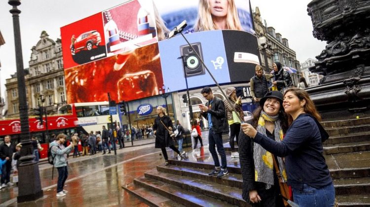 Tren Wisata 2026 dan Perubahan Fenomena Sibuk Foto Saat Liburan
