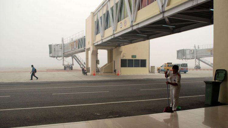 2 Pria Kejar Pesawat di Landasan Pacu Setelah Ketinggalan Penerbangan