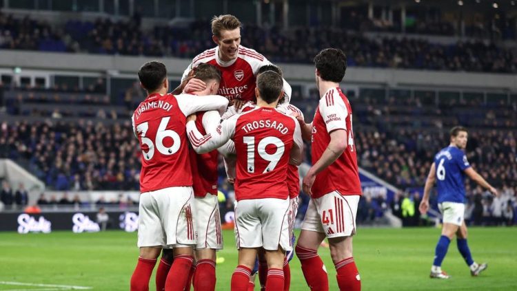 Arsenal Geser Man City, Villa Siaga Mengawasi