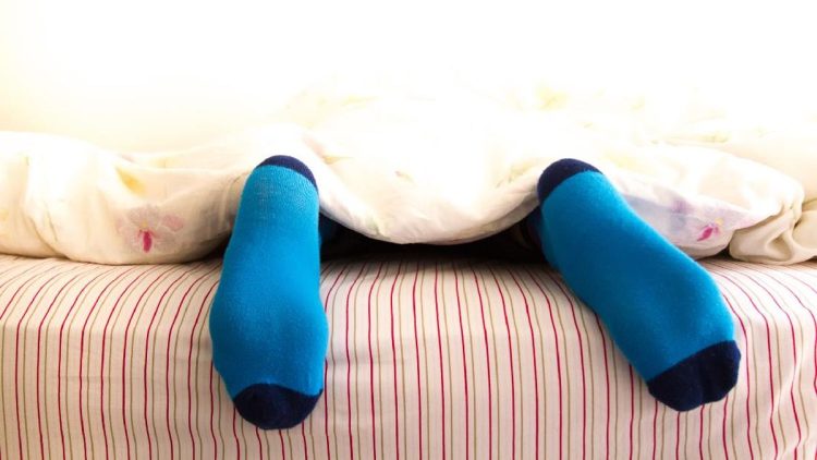 Kaki Dingin saat Demam, Apakah Aman Menggunakan Kaos Kaki?