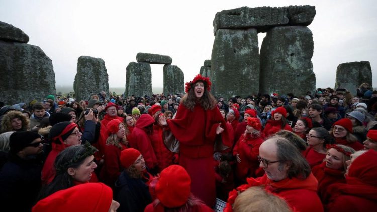 Stonehenge Sambut Sunrise pada Titik Balik Musim Dingin