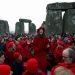 Stonehenge Sambut Sunrise pada Titik Balik Musim Dingin
