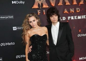 Miley Cyrus Bertunangan dengan Cincin Berlian 12 Karat