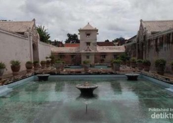 Bule Eropa Beramai-Ramai ke Indonesia untuk Wisata Mandi