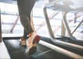 Jalan Kaki di Treadmill atau Luar Ruangan, Mana yang Lebih Efektif?