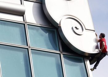 Pria AS Sukses Panjat Gedung Tertinggi Taiwan Tanpa Tali Pengaman