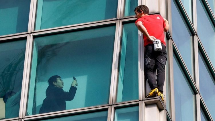 Aksi Berani Alex Honnold Panjat Gedung Tertinggi di Taiwan