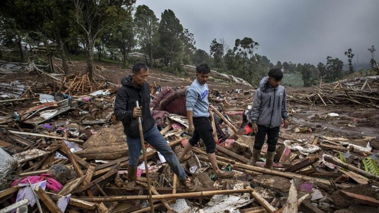 Pencarian Korban Longsor Cisarua Dilanjutkan pada Minggu Pagi