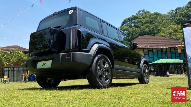 Mobil Listrik Chery J6 Viral Terobos Banjir Setinggi Paha Orang Dewasa