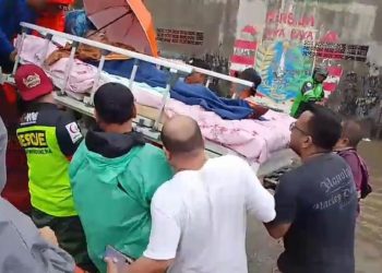 Warga Dievakuasi Menggunakan Rakit Bambu dan Truk Pemadam Kebakaran