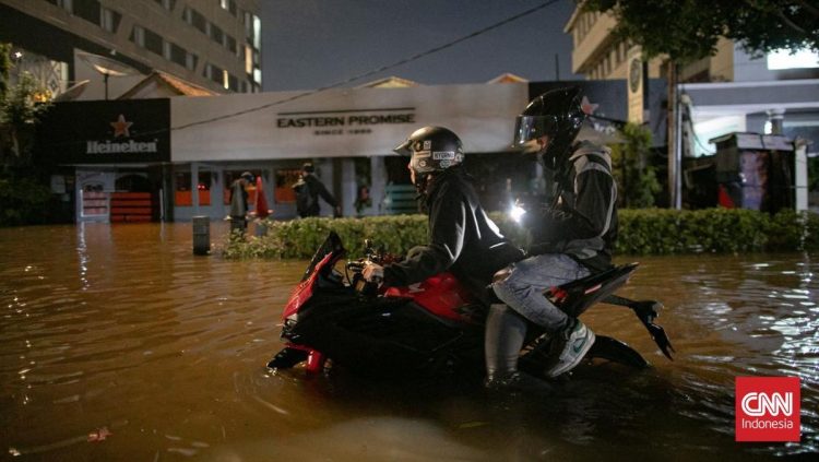 Kuras Oli Setelah Motor Terkena Banjir, Apakah Diperlukan?