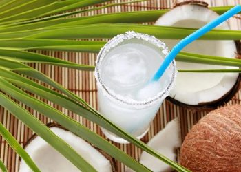 Tak Semua Aman, 5 Kelompok Orang Dianjurkan Tidak Minum Air Kelapa