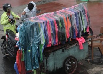 Hujan Menguntungkan, Sosok Ini Jadi Miliarder Berkat Jualan Jas Hujan