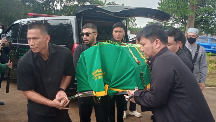 Pemakaman Lula Lahfah Dilaksanakan dengan Haru, Reza Arap Tetap Tabah