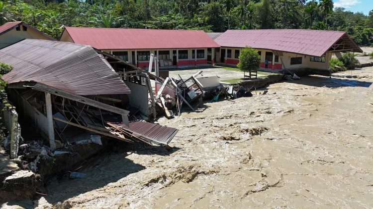 Jalan Terputus, Bantuan untuk Sikundo Aceh Barat Dikirim Menggunakan Helikopter