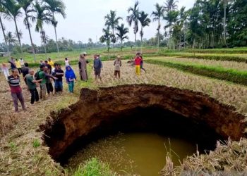 Kemunculan Sinkhole yang Bikin Geger Warga Sumbar
