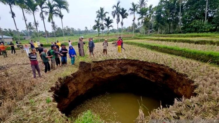 Kemunculan Sinkhole yang Bikin Geger Warga Sumbar