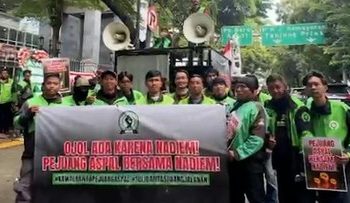 Aksi Dukungan Ojol untuk Nadiem Makarim di Pengadilan Negri Jakarta Pusat