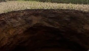 Penampakan Lubang Besar Menggegerkan Warga Sumatera Barat