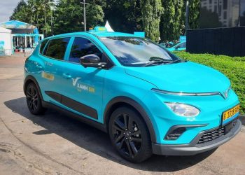 Tips Aman Melintas di Jalur Kereta Setelah Insiden Taksi Ditabrak