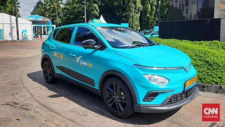 Tips Aman Melintas di Jalur Kereta Setelah Insiden Taksi Ditabrak