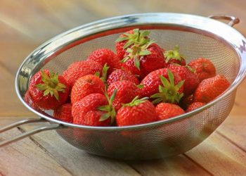 Hilangkan Pestisida dengan 6 Cara Mencuci Stoberi Menurut Ahli Pangan