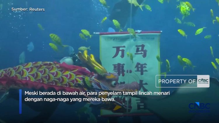 Atraksi Barongsai Bawah Laut Rayakan Kemeriaan Tahun Baru Imlek